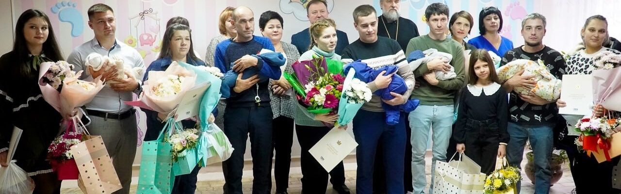 Священнослужитель поздравил молодых мам с Днем матери