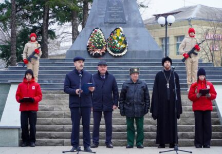 Митинг у центральной братской могилы в г. Россошь