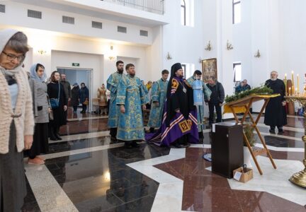 В праздник Сретения Господня епископ Дионисий совершил Божественную литургию в храме Всемилостивого Спаса г. Россошь