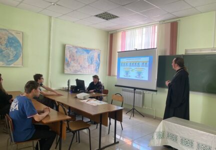 Благочинный Россошанского церковного округа провел встречу со студентами РЭПК