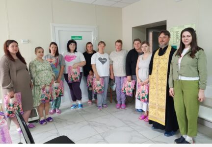 Клирик благочиния поздравил будущих мам с Днем защиты детей