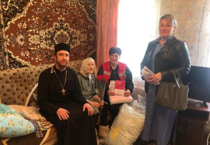 Представители Россошанского благочиния и Красного Креста поздравили ветеранов ВОВ