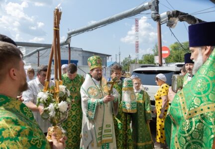 В праздник Святой Троицы Правящий Архиерей совершил Литургию в Свято-Троицком храме г. Россоши