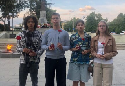 Представители молодежного актива благочиния почтили погибших в Великой Отечественной войне 1941 – 1945гг.