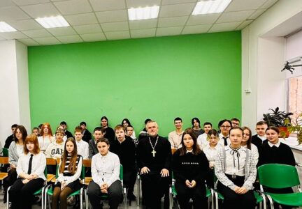 Настоятель Успенского храма посетил Старокалитвенскую СОШ