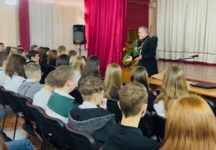 Руководитель епархиального медицинского отдела посетил одну из россошанских школ