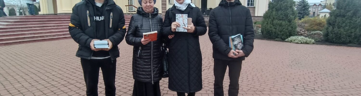 Молодежный актив благочиния поздравил мам с праздником