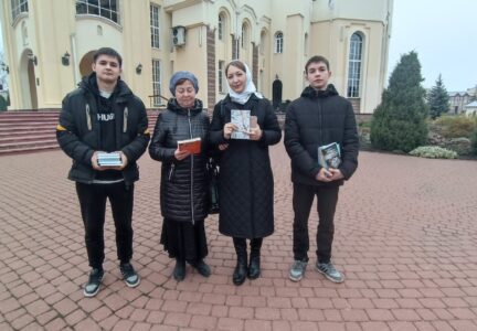 Молодежный актив благочиния поздравил мам с праздником