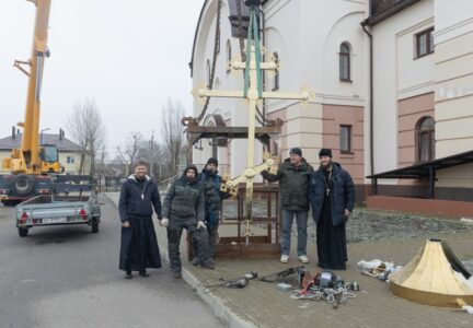 В храме Всемилостивого Спаса города Россоши состоялась установка Креста на купол храма