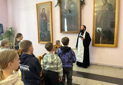 Духовник воскресной школы «Добро» совершил молебен, кропление и пообщался с родителями учащихся
