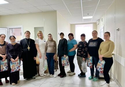 В отделении для беременных и рожениц Ольховатской районной больницы будущих мам поздравили с Рождеством Христовым и Крещением Господним