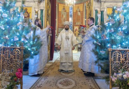 В праздник Рождества Христова Преосвященнейший Дионисий, епископ Россошанский и Острогожский, совершил Божественную литургию в Свято-Ильинском кафедральном соборе города Россошь