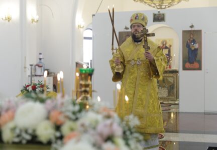 В день памяти Собора трех великих святителей Архипастырь совершил Божественную литургию в храме в честь Всемилостивого Спаса г. Россошь