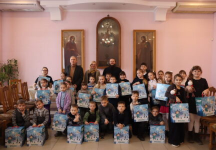 Детей воскресной школы поздравили с зимними праздниками