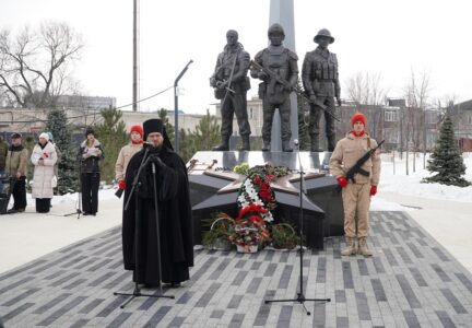 Правящий Архиерей принял участие в акции «Помним всех поименно» у мемориала военнослужащим, погибшим при исполнении воинского долга