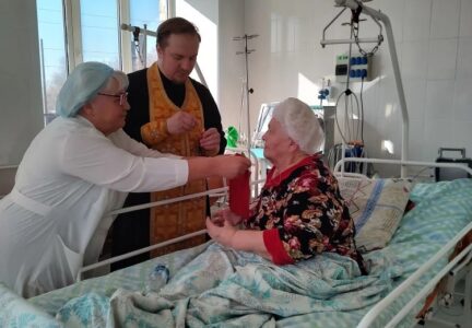 Настоятель Преображенского храма с. Заболотовка посетил Ольховатскую РБ