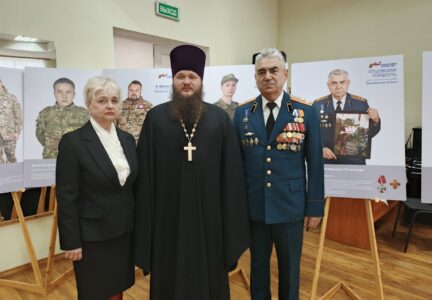 Секретарь епархии посетил открытие фотовыставки «Семья героя»