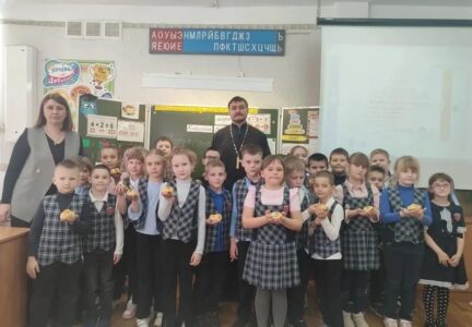 Клирик Россошанского благочиния посетил СОШ № 9 г. Россошь