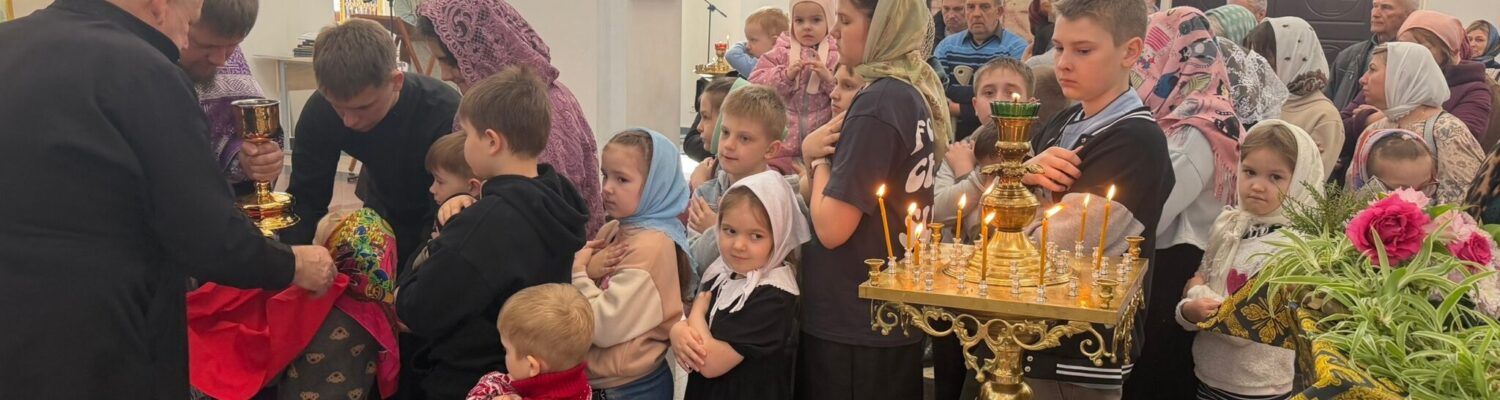 Богослужение в храме Всемилостивого Спаса и воскресные занятия в духовно-просветительском центре при храме в Неделю Крестопоклонную