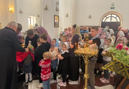 Богослужение в храме Всемилостивого Спаса и воскресные занятия в духовно-просветительском центре при храме в Неделю Крестопоклонную