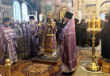 В Неделю Крестопоклонную епископ Дионисий совершил Божественную литургию в Свято-Троицком соборе Серафимо-Дивеевского монастыря в с. Дивеево Нижегородской области