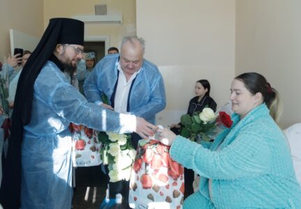 Пациенток акушерского отделения Россошанской ЦРБ поздравили с праздником весны