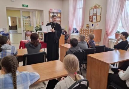 Клирик благочиния посетил библиотеку с. Марьевка Ольховатского района
