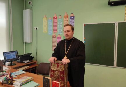 Настоятель Преображенского храма п. Заболотовка провел встречу с школьниками