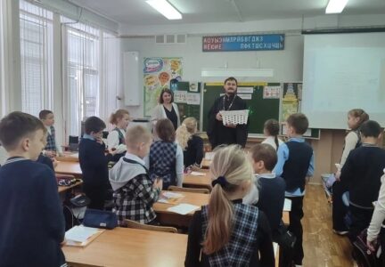 Настоятель Покровского храма с. Поповка поздравил учеников МКОУ СОШ № 9 с Пасхой Христовой