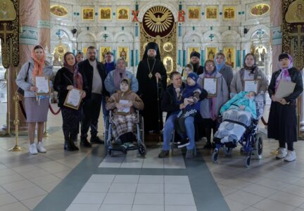 Глава Россошанской епархии вручил сертификаты на лечение детей с ОВЗ в рамках благотворительной акции «Пасхальная радость – детям»