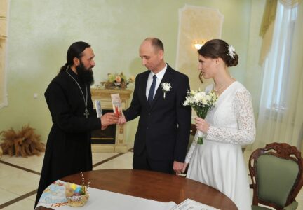 Священнослужитель поздравил новобрачных со Светлой Пасхой