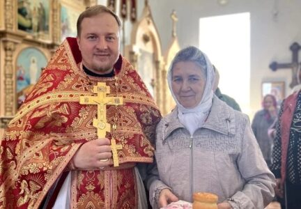 В храмах Россошанского благочиния прихожанок поздравили с Днем жен-мироносиц