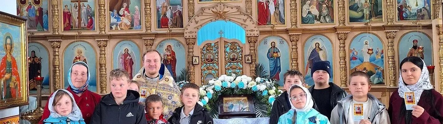 Ученики Дроздовской школы помолились в храме Преображения Господня с. Заболотовка в праздник Благовещения