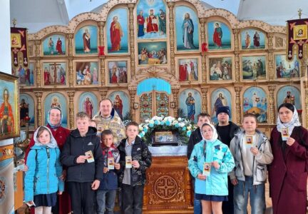 Ученики Дроздовской школы помолились в храме Преображения Господня с. Заболотовка в праздник Благовещения