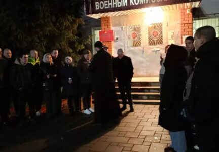 Ответственный по работе с Вооруженными силами благословил призывников перед отправкой в воинские части