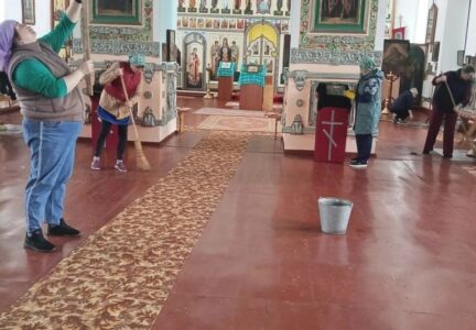 К празднику Пасхи прихожане храмов сел Александровка, Жилино и Кривоносова привели в порядок территории храмов.