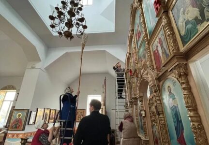 Прихожане Преображенского храма с. Заболотовка подготовили храм к празднику Святой Пасхи
