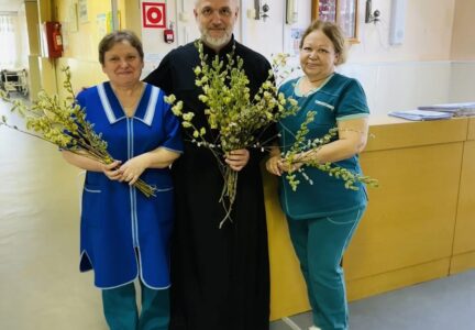 Руководитель медицинского отдела поздравил медработников и пациентов сельской больницы с Вербным воскресеньем