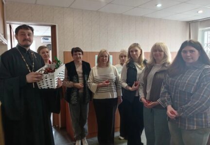 Клирик благочиния поздравил сотрудников военного комиссариата со Светлой Пасхой