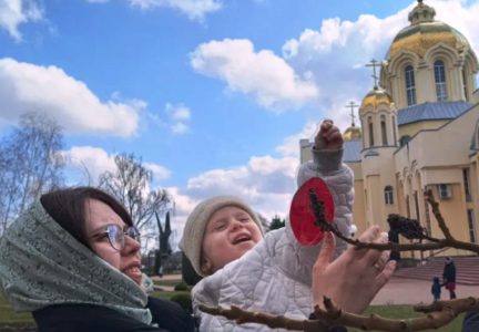 В преддверии праздника Пасхи воспитанники детского сада № 23 города Россоши украсили деревья Свято-Ильинского кафедрального собора