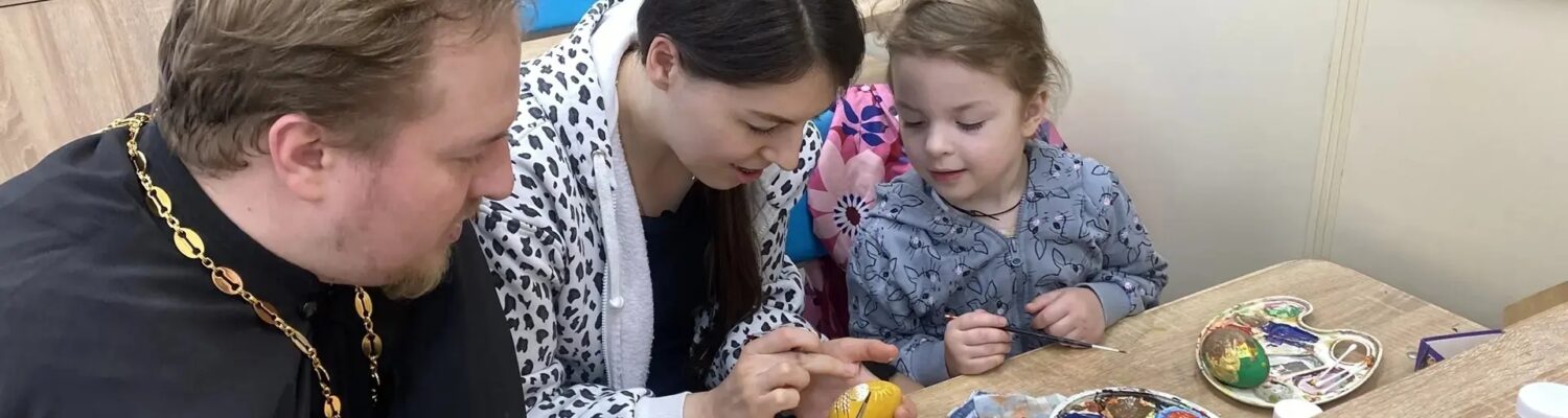 Священнослужитель принял участие в мастер-классе по росписи пасхальных яиц
