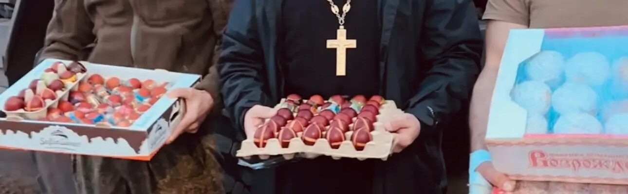 Настоятель Троицкого храма передал пасхальную снедь военнослужащим