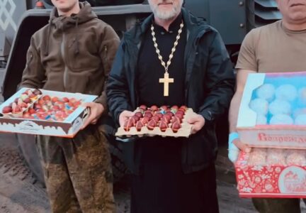 Настоятель Троицкого храма передал пасхальную снедь военнослужащим