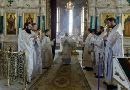 В Великую Субботу Правящий Архиерей совершил Литургию в Свято-Ильинском кафедральном соборе города Россоши