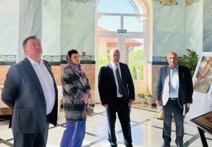 Глава администрации Россошанского района посетил Троицкий храм с. Новая Калитва