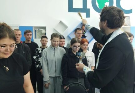 Настоятель Покровского храма с. Поповка благословил школьников перед сдачей экзаменов