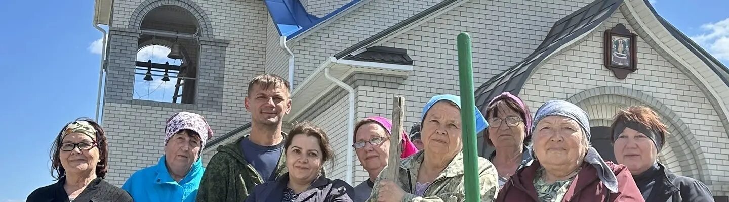 В строящемся храме села Старая Калитва провели уборку и озеленение прихрамовой территории