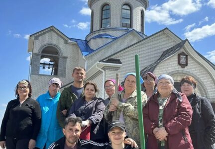 В строящемся храме села Старая Калитва провели уборку и озеленение прихрамовой территории