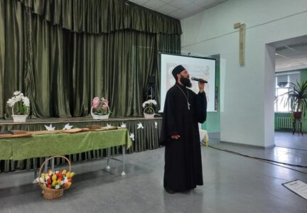 Священнослужитель благочиния посетил один из Россошанских колледжей