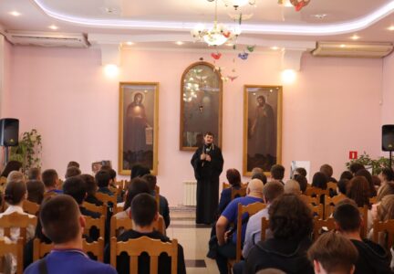 В воскресной школе Свято-Ильинского кафедрального собора города Россошь состоялась встреча студентов ссузов, приуроченная к празднованию Победы в Великой Отечественной войне